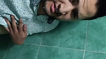 Студентка с сочной попочкой и гладко выбритой вульвой занимается сексом с факером перед объективом камеры